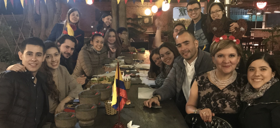 Consulado de Colombia en Hanói celebró la Noche de las Velitas junto a la comunidad de colombianos