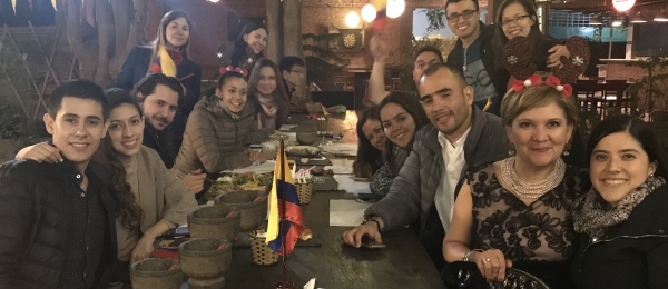 Consulado de Colombia en Hanói celebró la Noche de las Velitas junto a la comunidad de colombianos